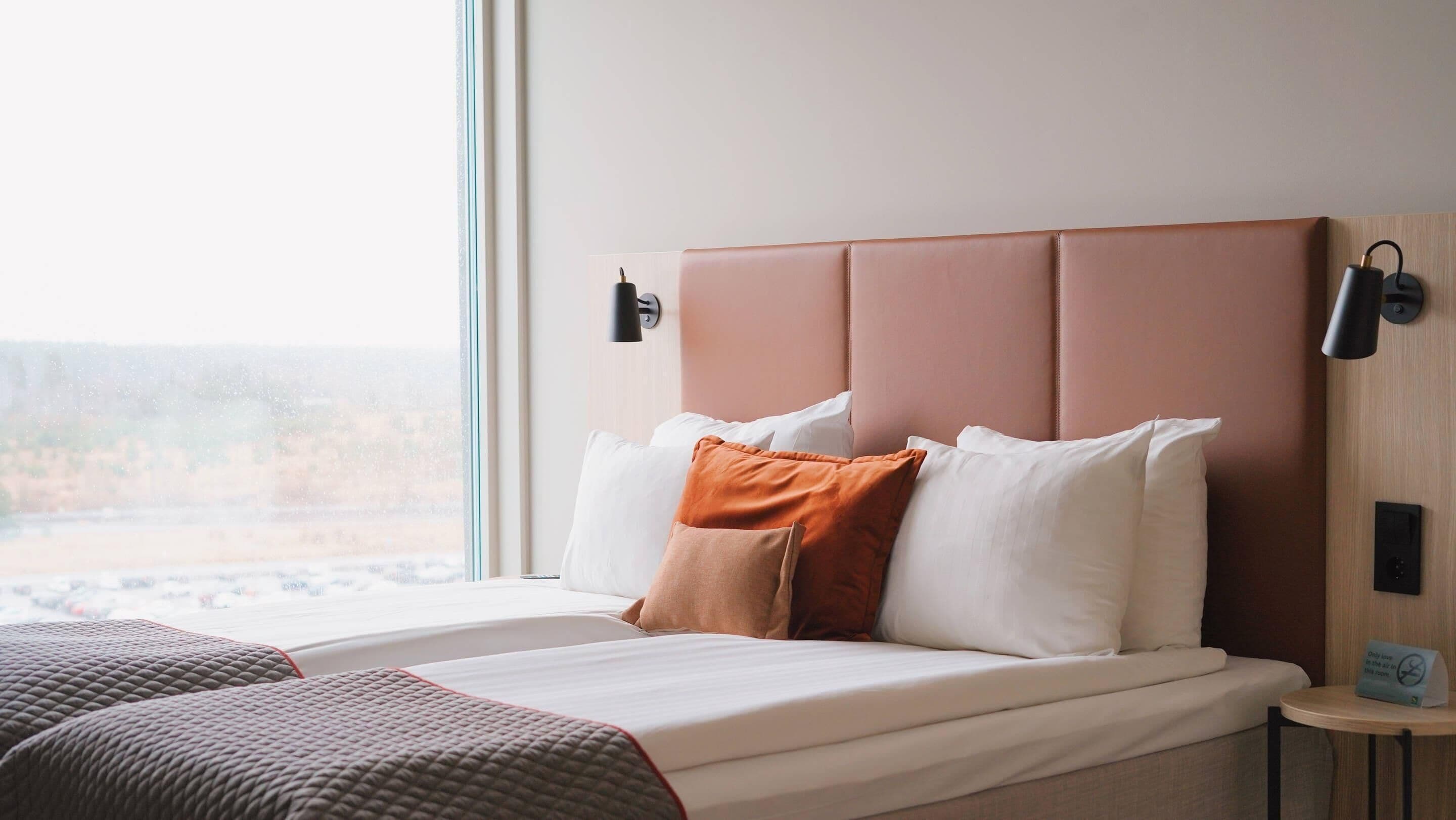 Svit - 1 dubbelsäng med bäddsoffa - icke-rökare | Allergitestade sängkläder, skrivbord och arbetsyta för laptop