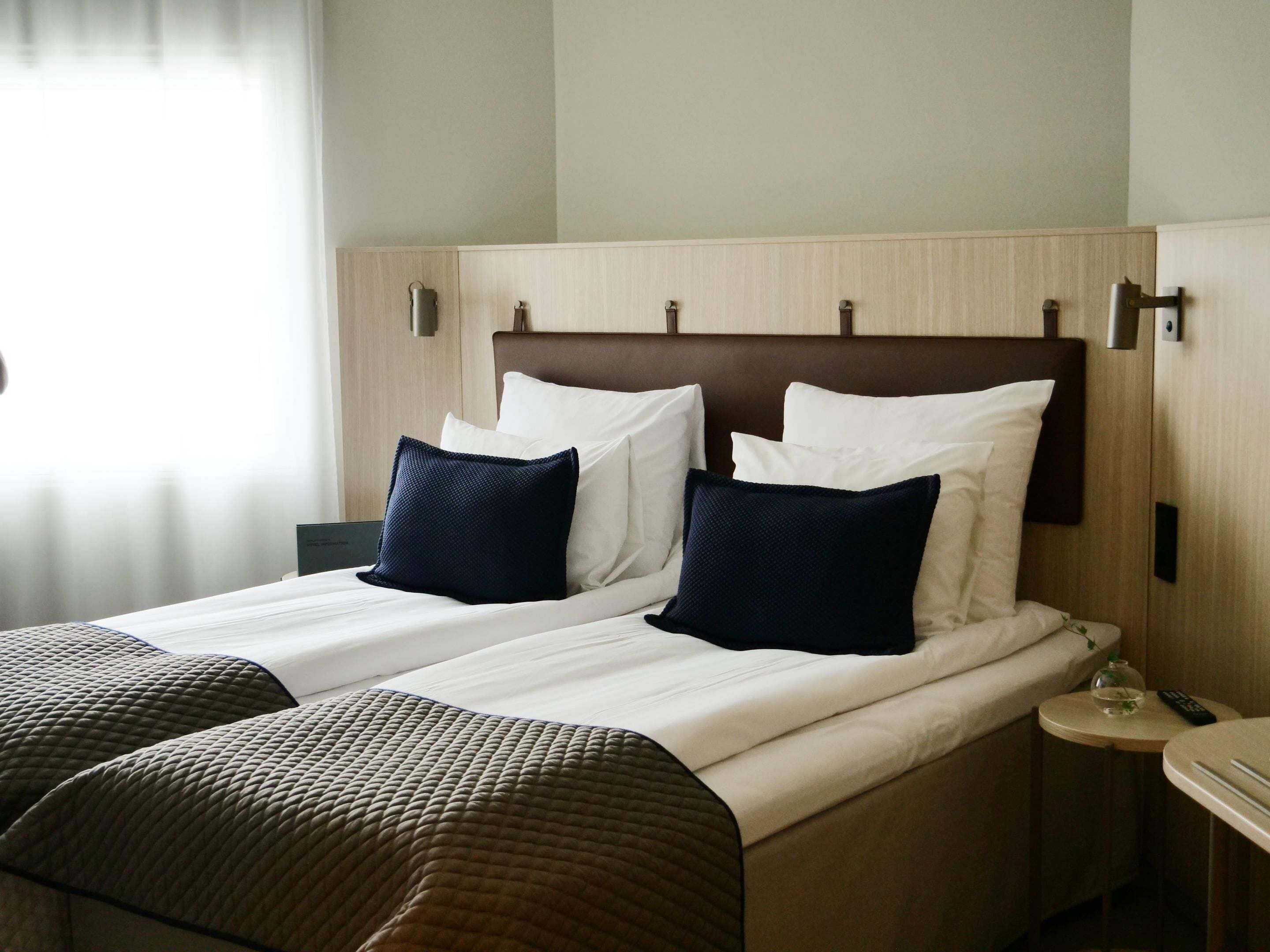 Tvåbäddsrum - icke-rökare (Compact) | Allergitestade sängkläder, skrivbord och arbetsyta för laptop