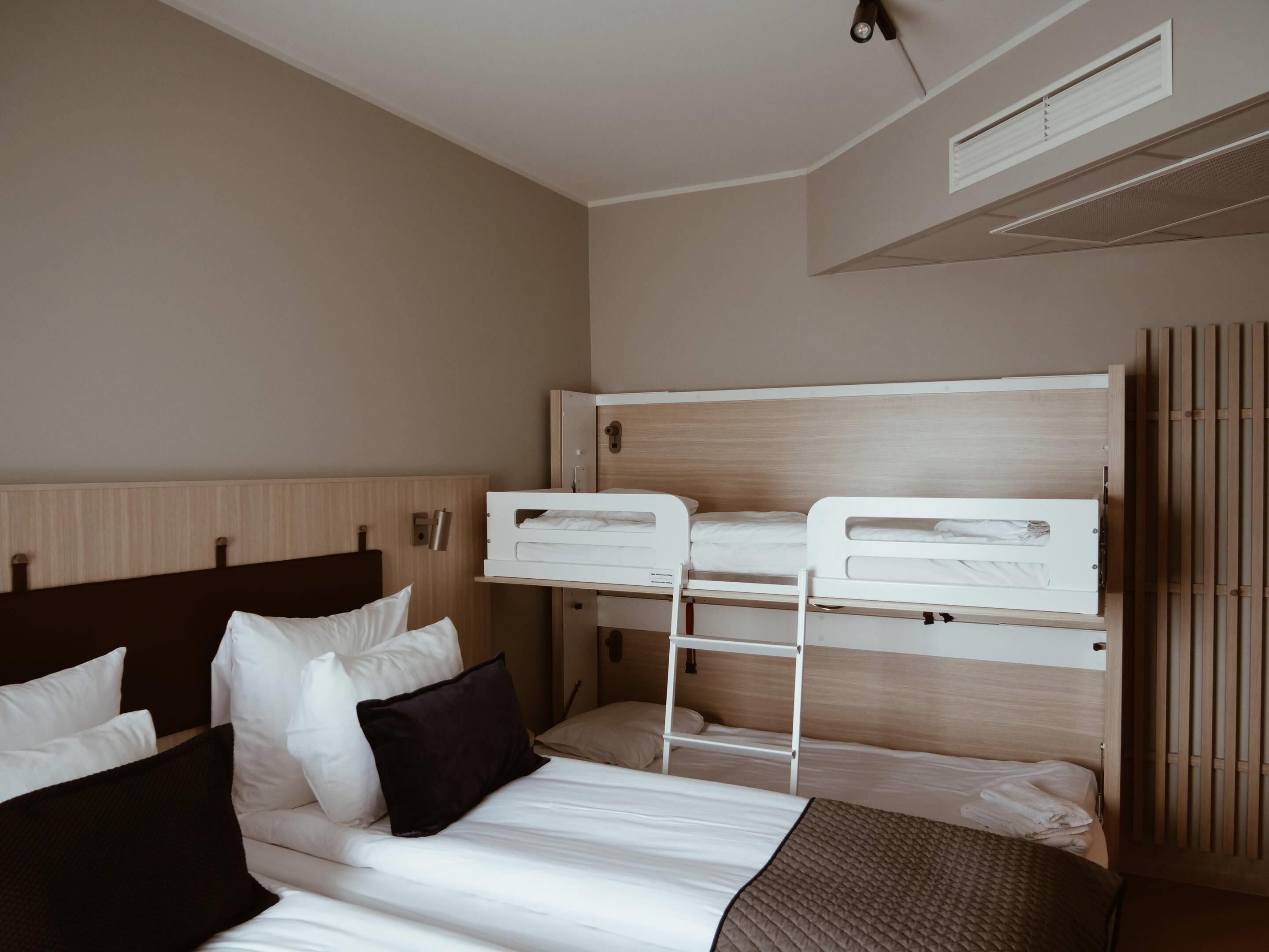 Familjerum - icke-rökare | Allergitestade sängkläder, skrivbord och arbetsyta för laptop