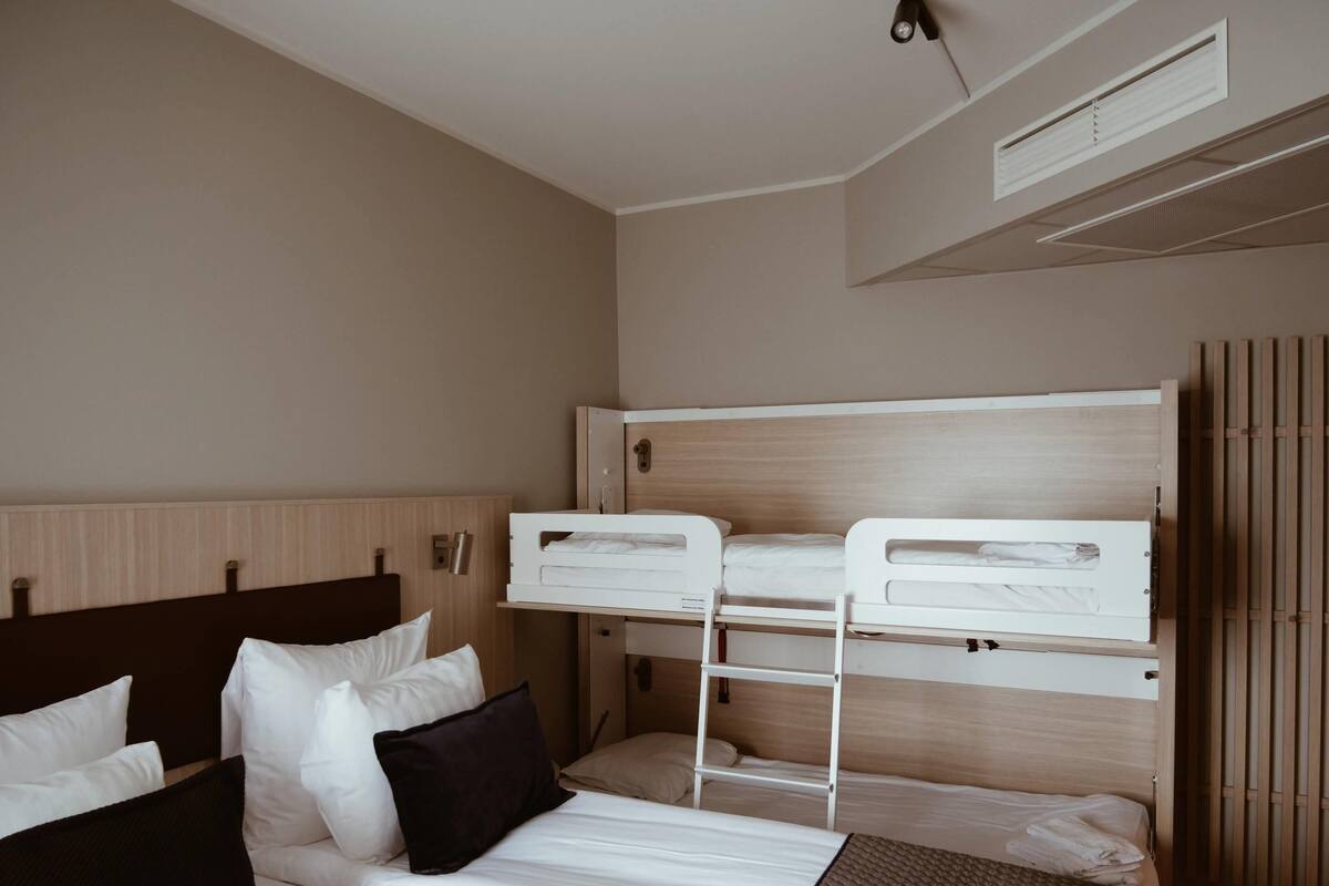 Familiekamer, niet-roken | Hypoallergeen beddengoed, een bureau, een laptopwerkplek