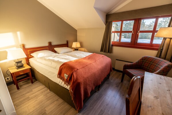 Single Room | Dundyner, senge med topmadrasser, skrivebord, mørklægningsgardiner