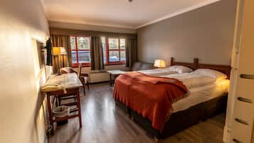 Dundyner, senger med overmadrass, skrivebord og blendingsgardiner