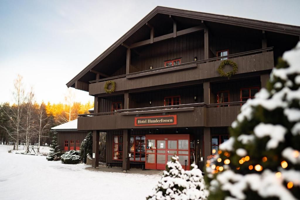 A two-story building with a sign reading 'Hotel Hunderfossen.'