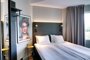 Desk, blackout drapes, free WiFi, bed sheets