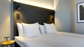 Escritorio, cortinas blackout, wifi gratis y ropa de cama