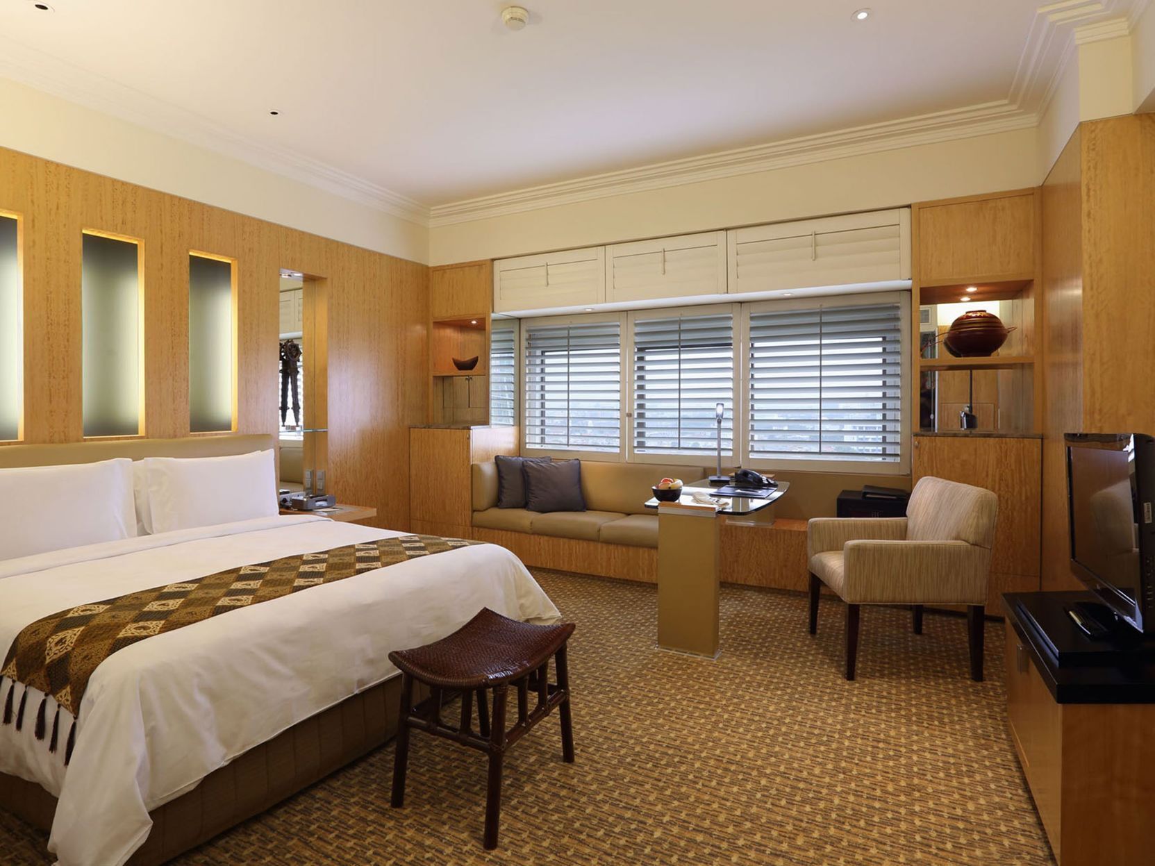 Peralatan tempat tidur premium, peti besi dalam bilik, meja 