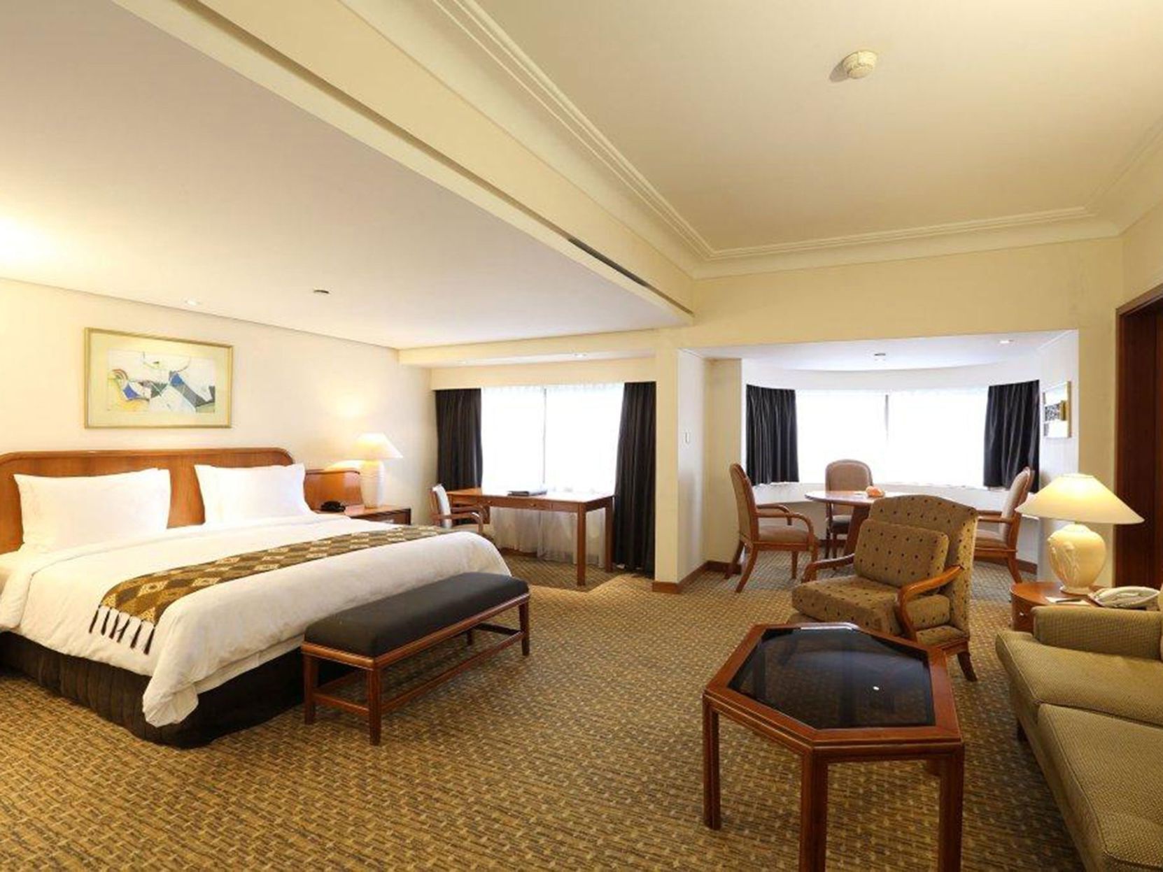 Bộ đồ giường cao cấp, két bảo mật tại phòng, bàn 