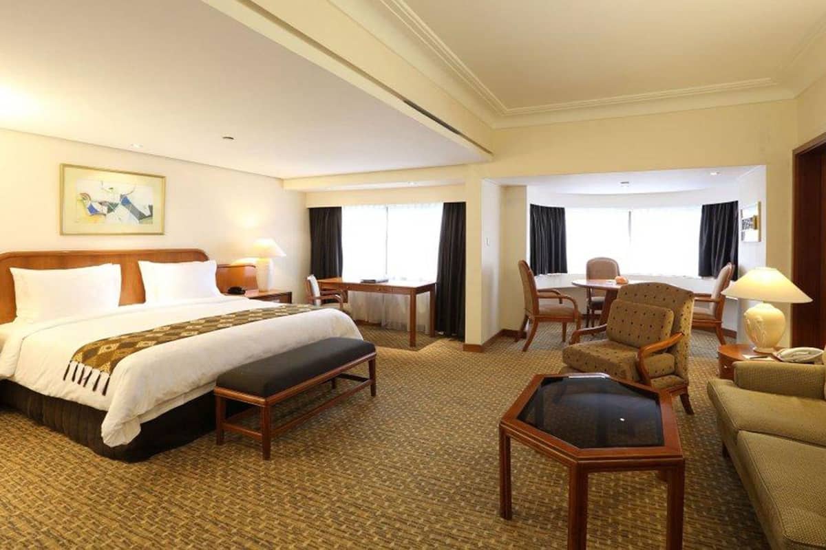 Bộ đồ giường cao cấp, két bảo mật tại phòng, bàn