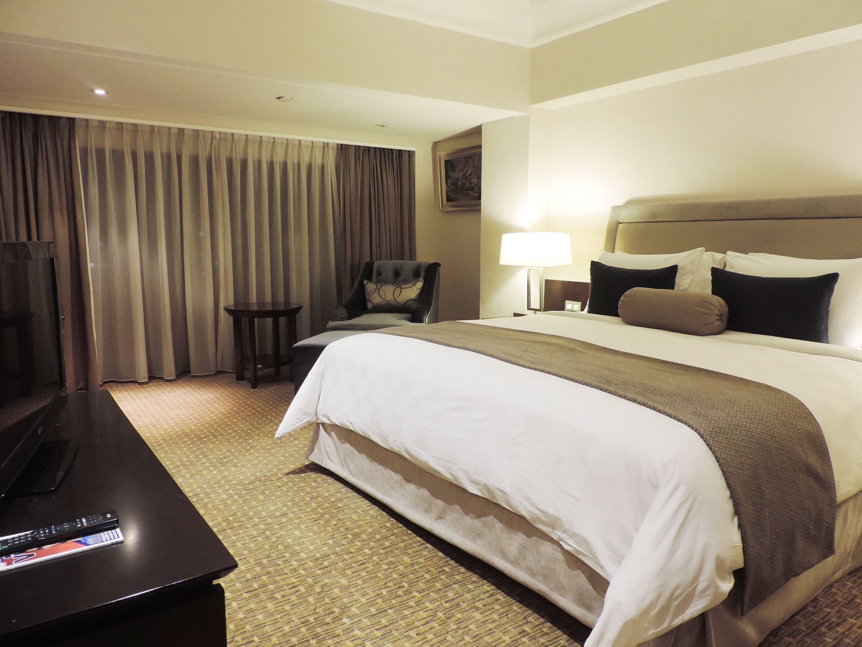 Bộ đồ giường cao cấp, két bảo mật tại phòng, bàn 