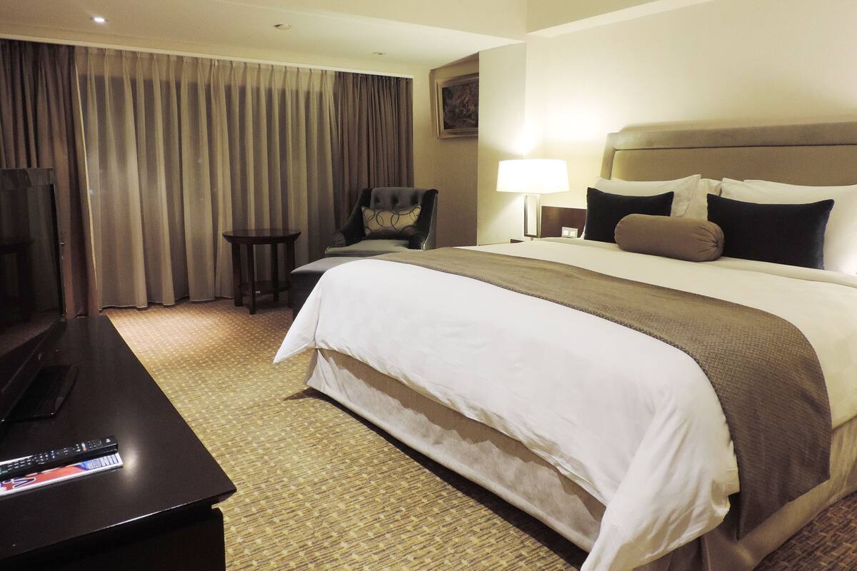 高档床上用品、客房内保险箱、办公桌、熨斗/熨板