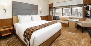 Sängtillbehör av högsta kvalitet och värdeförvaringsskåp på rummet