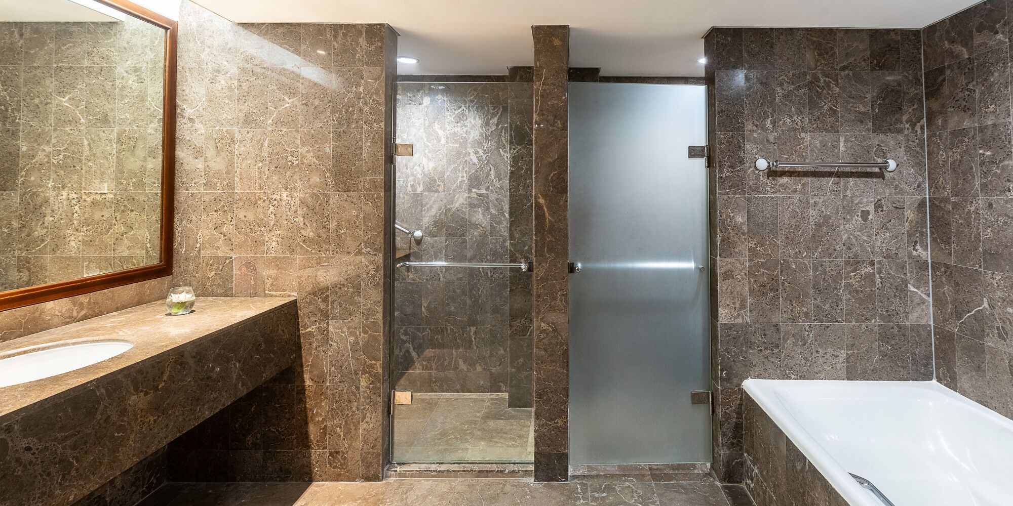 ambassador suite | bathroom | free toiletries, hair dryer, slippers, towels