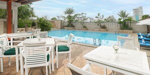 Una piscina al aire libre