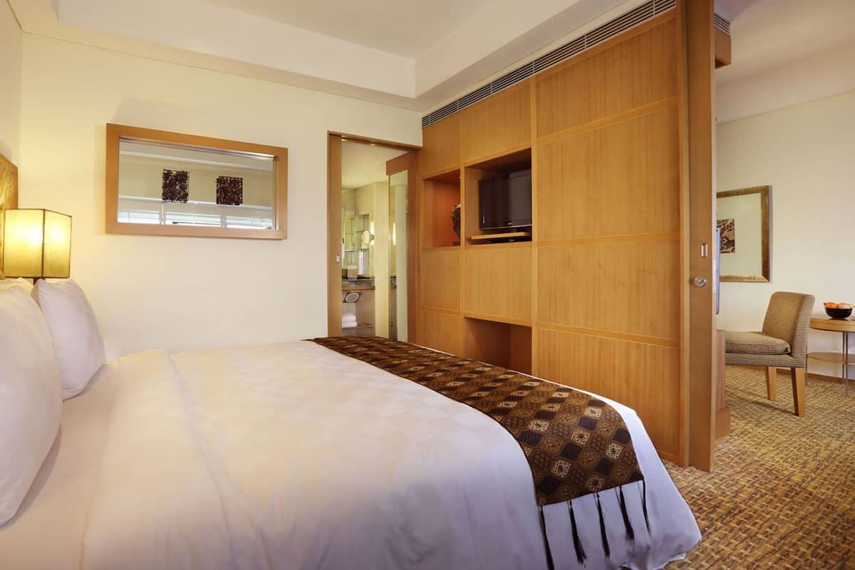 Bộ đồ giường cao cấp, két bảo mật tại phòng, bàn