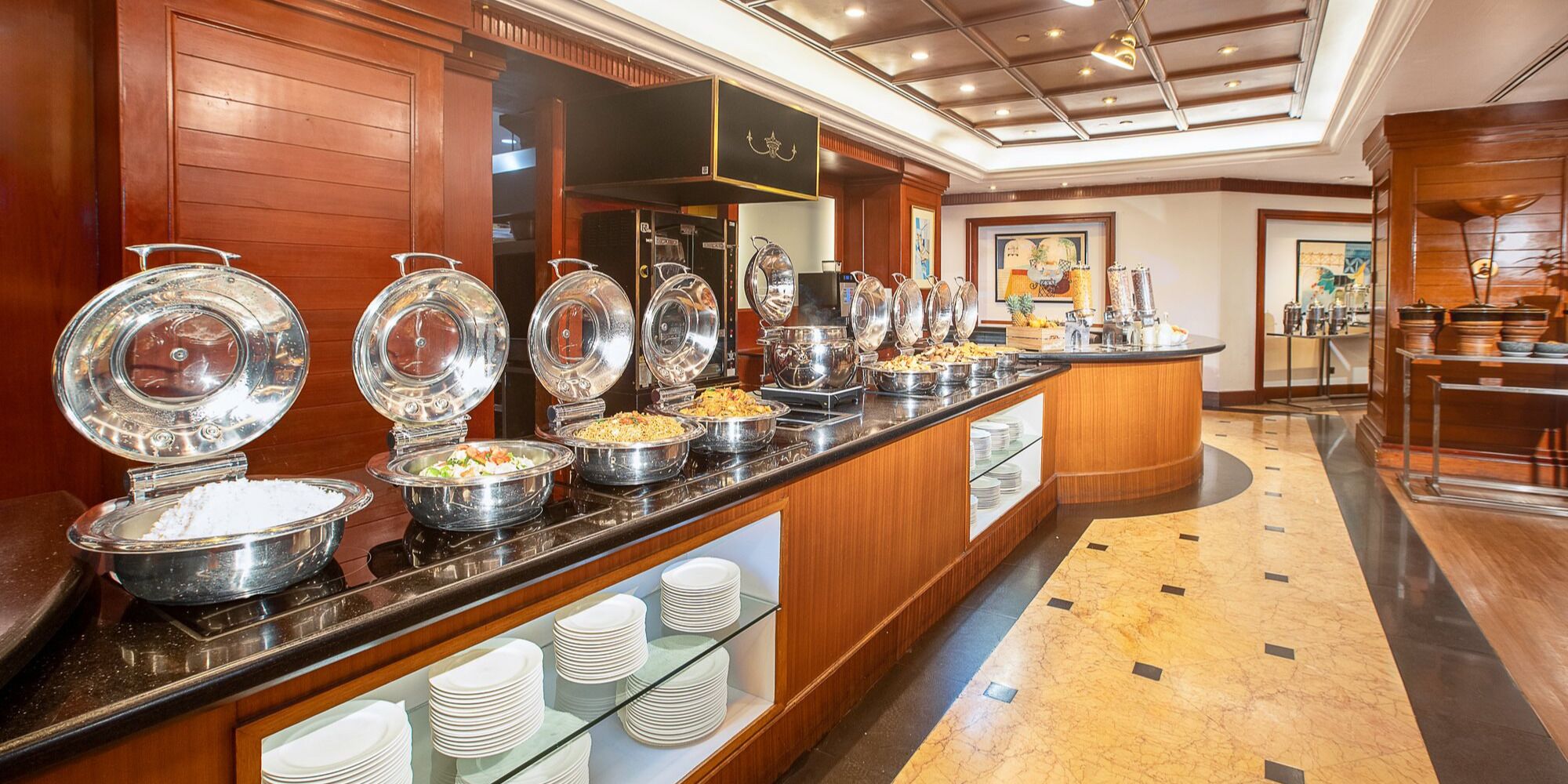Un buffet proposant une variété de plats et d'ustensiles.