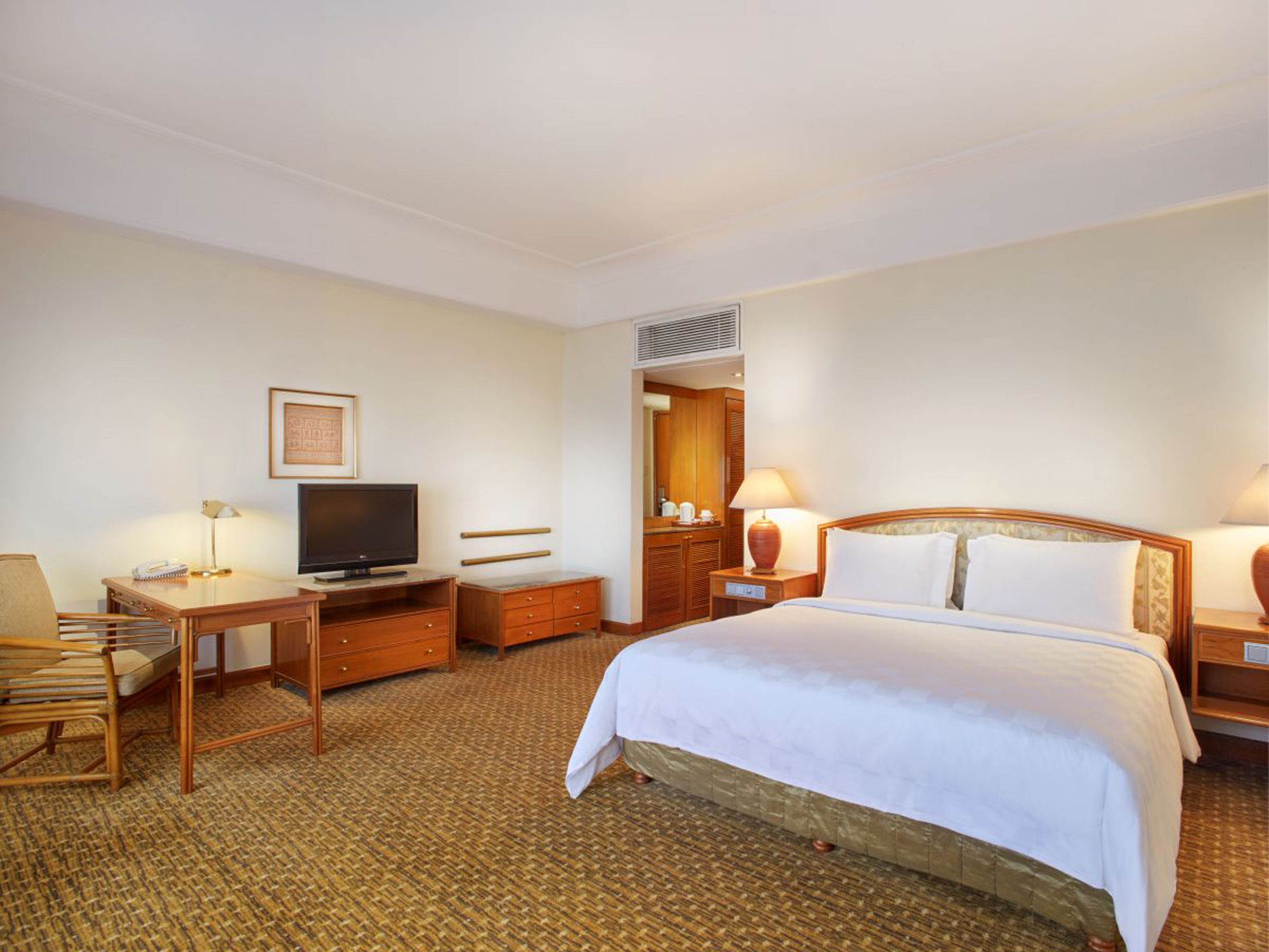 Bộ đồ giường cao cấp, két bảo mật tại phòng, bàn 