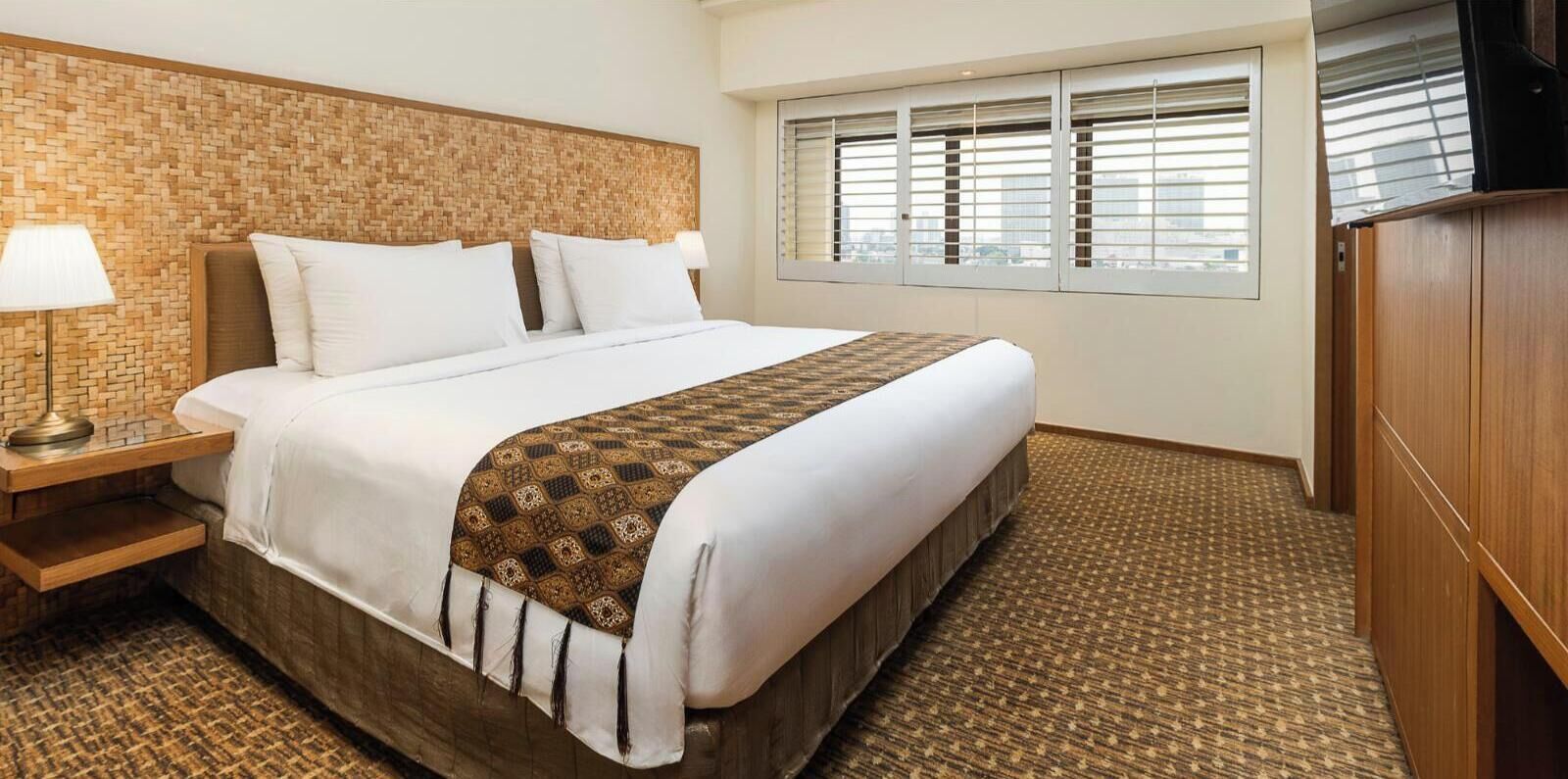 Premium bedding, in-room safe, desk, iron/ironing board