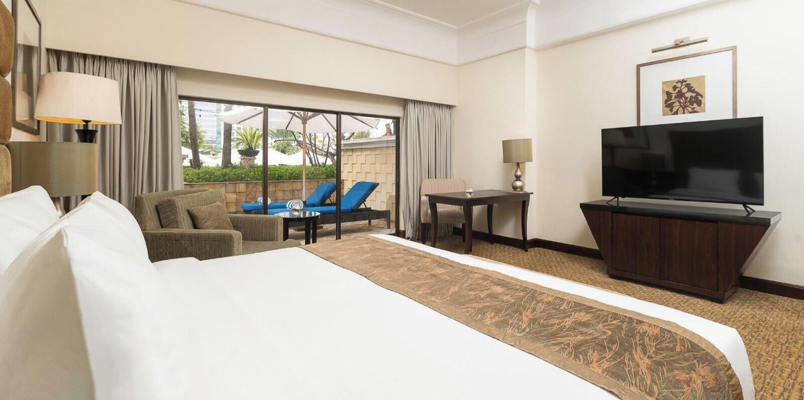 Premium bedding, in-room safe, desk, iron/ironing board