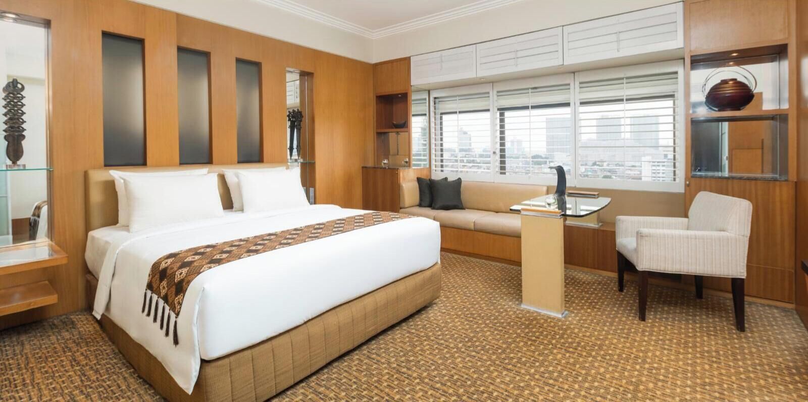 Premium bedding, in-room safe, desk, iron/ironing board
