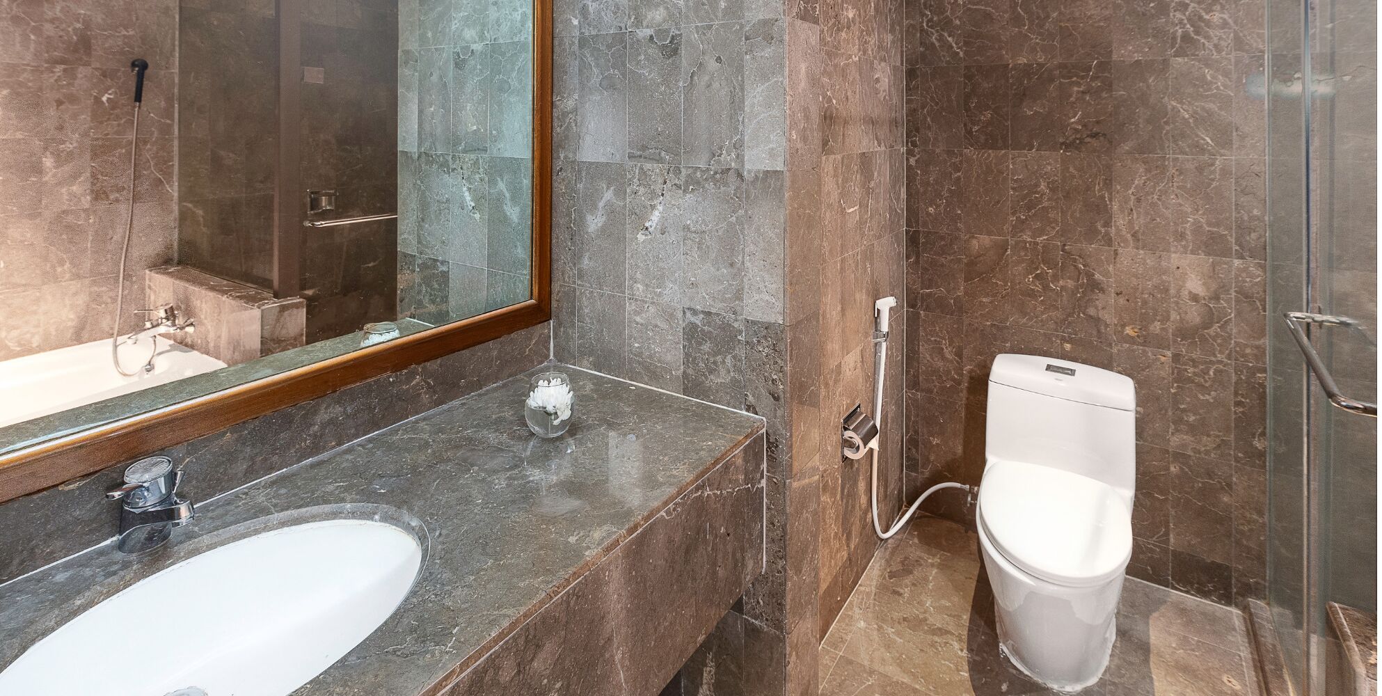 deluxe room | bathroom | free toiletries, hair dryer, slippers, towels