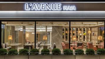 2 restaurants, breakfast, lunch, dinner served; international cuisine