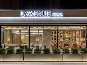 2 restaurants, serveren ontbijt, lunch, diner, internationale gerechten