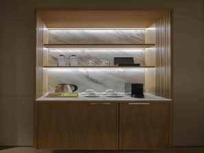 Minibar, in-room safe, individually decorated, individually furnished - Mövenpick Hotel Istanbul Bosphorus (Istanbul)
