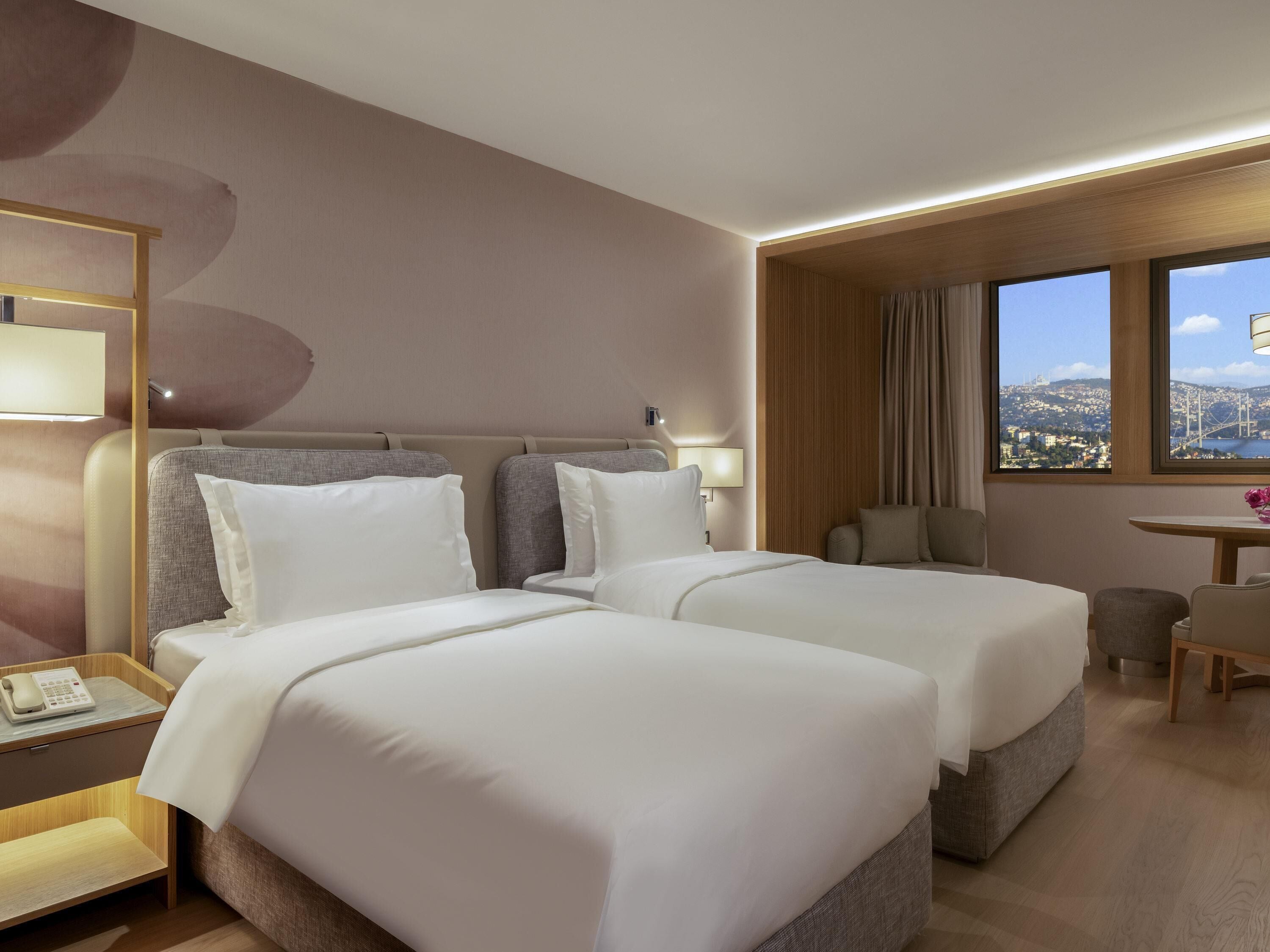 Minibar, brankas, dan didekorasi berbeda-beda