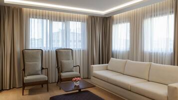 Een minibar, een kluis op de kamer, individueel gedecoreerd