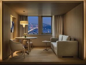 Double Room, 1 Twin Bed (Bosphorus) | Minibar, in-room safe, individually decorated, individually furnished