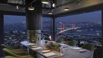 2 restaurants, breakfast, lunch, dinner served; international cuisine