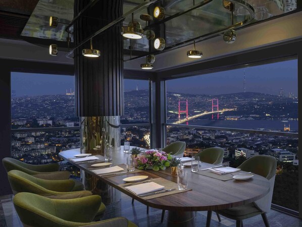 2 restaurants, breakfast, lunch, dinner served; international cuisine
