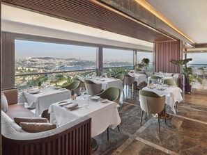 2 Restaurants, Frühstück, Mittagessen, Abendessen, internationale Küche