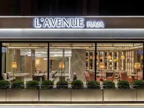 2 restoran, sarapan, makan tengah hari dihidangkan; masakan antarabangsa