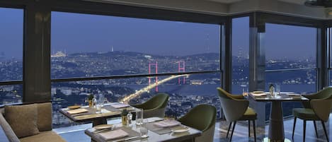 2 间餐厅,供应早餐、午餐和晚餐,国际美食