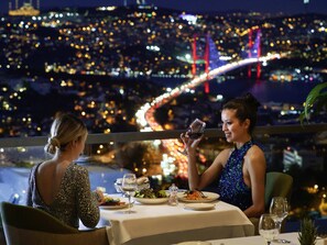 2 restaurants; ze serveren er ontbijt, lunch en diner 