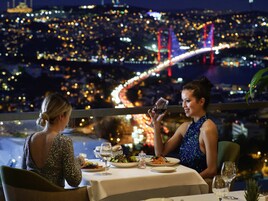 2 restaurants; breakfast, lunch, and dinner served