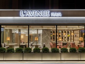 2 restaurants, serveren ontbijt, lunch, diner, internationale gerechten