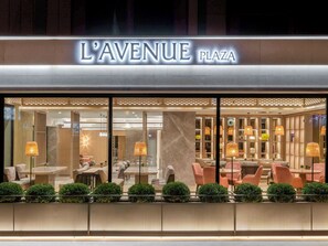 2 restaurants, breakfast, lunch, dinner served; international cuisine