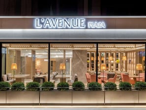 2 restaurants, spécialités Cuisine internationale