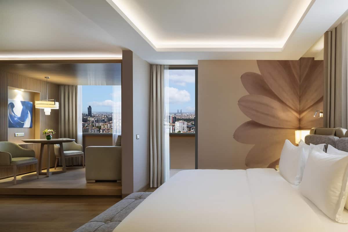 Junior Double Room, 1 Twin Bed | Minibar, in-room safe, desk, laptop workspace