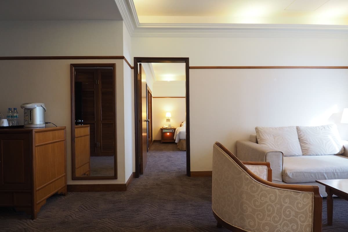 Executive Suite | Premium bedding, down duvets, in-room safe, desk