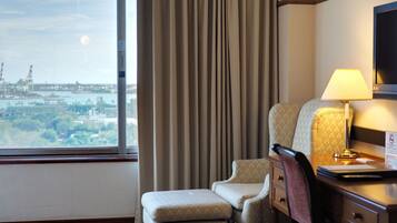 Executive Suite | Premium bedding, down comforters, in-room safe, desk