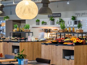 Petit déjeuner, déjeuner et dîner servis sur place
