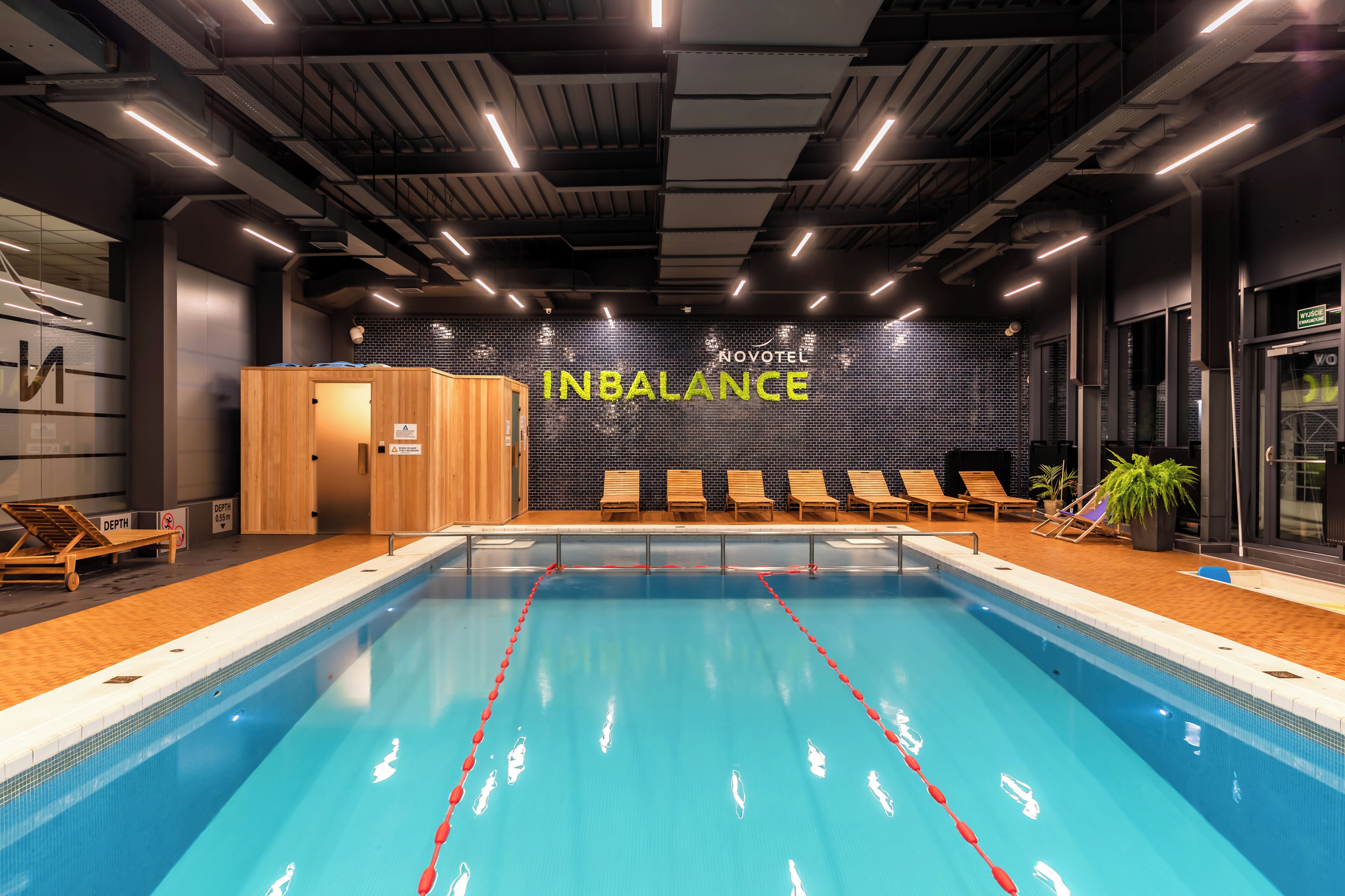 Una piscina techada, sillones reclinables de piscina