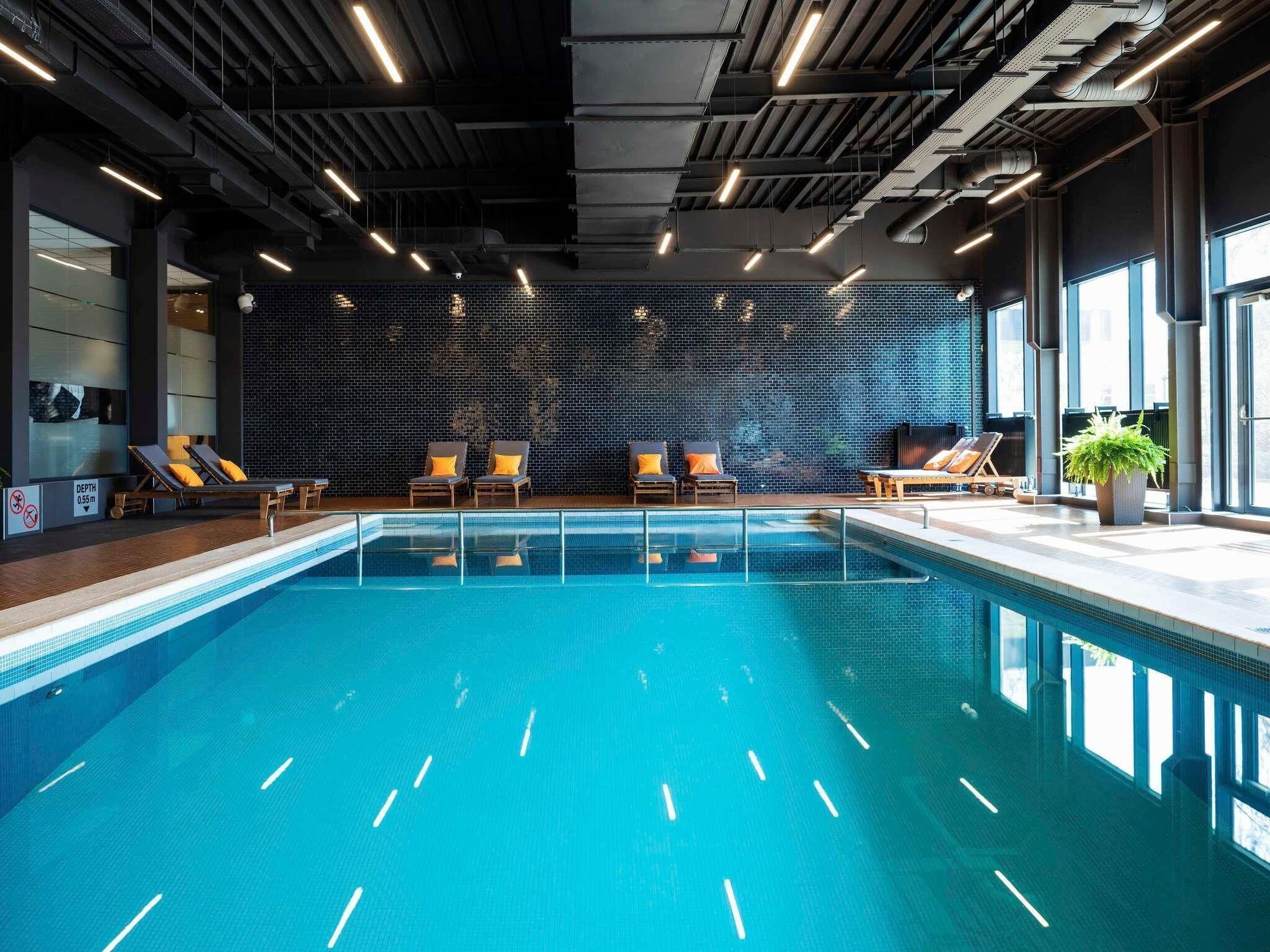 Piscine couverte, accès possible de 07 h 00 à 22 h 00, chaises longues 