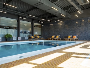 Innenpool, geöffnet von 07:00 Uhr bis 22:00 Uhr, Liegestühle