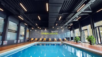 Una piscina cubierta (de 07:00 a 22:00), tumbonas