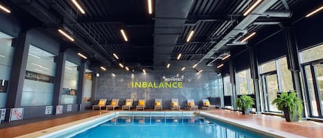 Piscine intérieure, accès possible de 7 h à 22 h, chaises longues