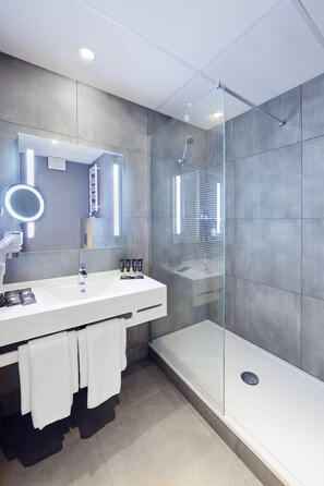 Executive Twin Room, 2 Single Beds | Bathroom shower